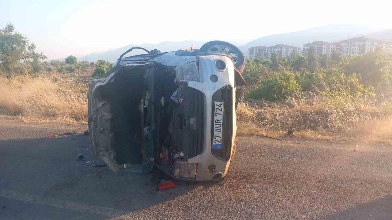 İslahiye’de otomobil ile hafif ticari araç çarpıştı: 2’si ağır 6 yaralı