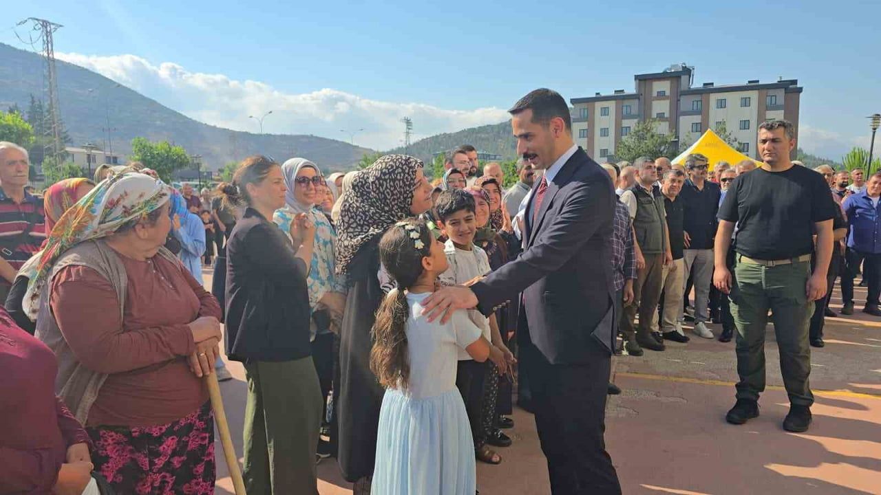 İslahiye ilçesi kaymakamı Mehmet Soylu'ya konvoy ve gözyaşlarıyla veda