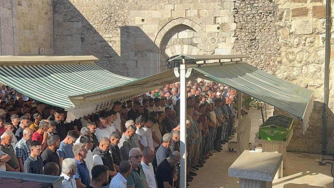 Isparta’da araçta ölü bulunan genç son yolculuğuna uğurlandı