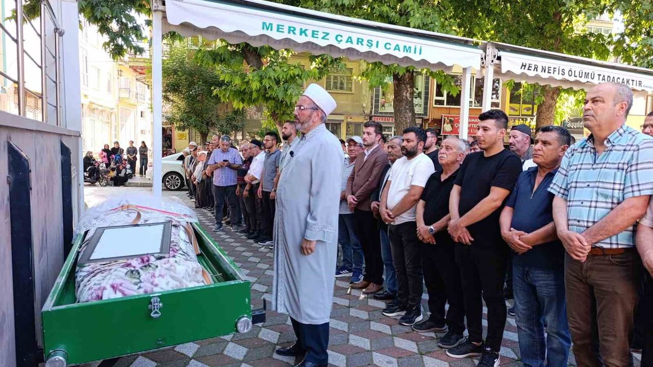 Isparta'da park halindeki otomobilde ölü bulunan genç kız memleketinde toprağa verildi