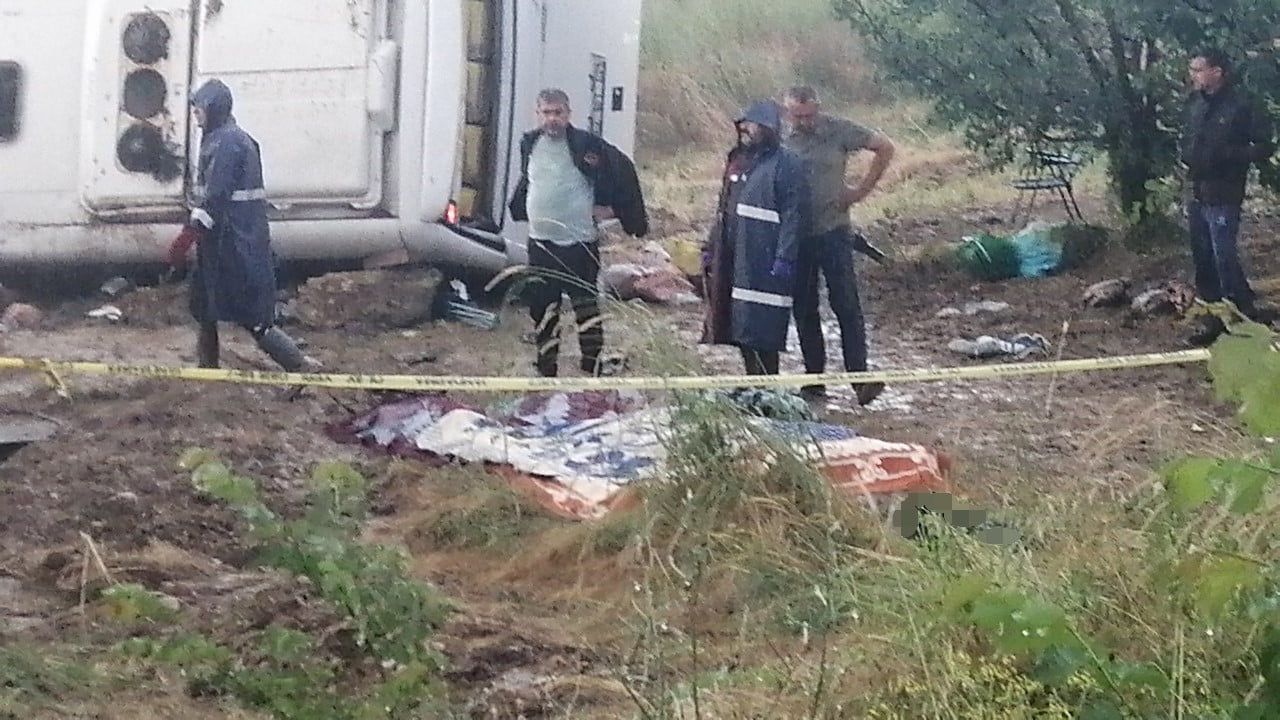 Isparta'da tur minibüsü şarampole yuvarlandı: 4 ölü, 16 yaralı
