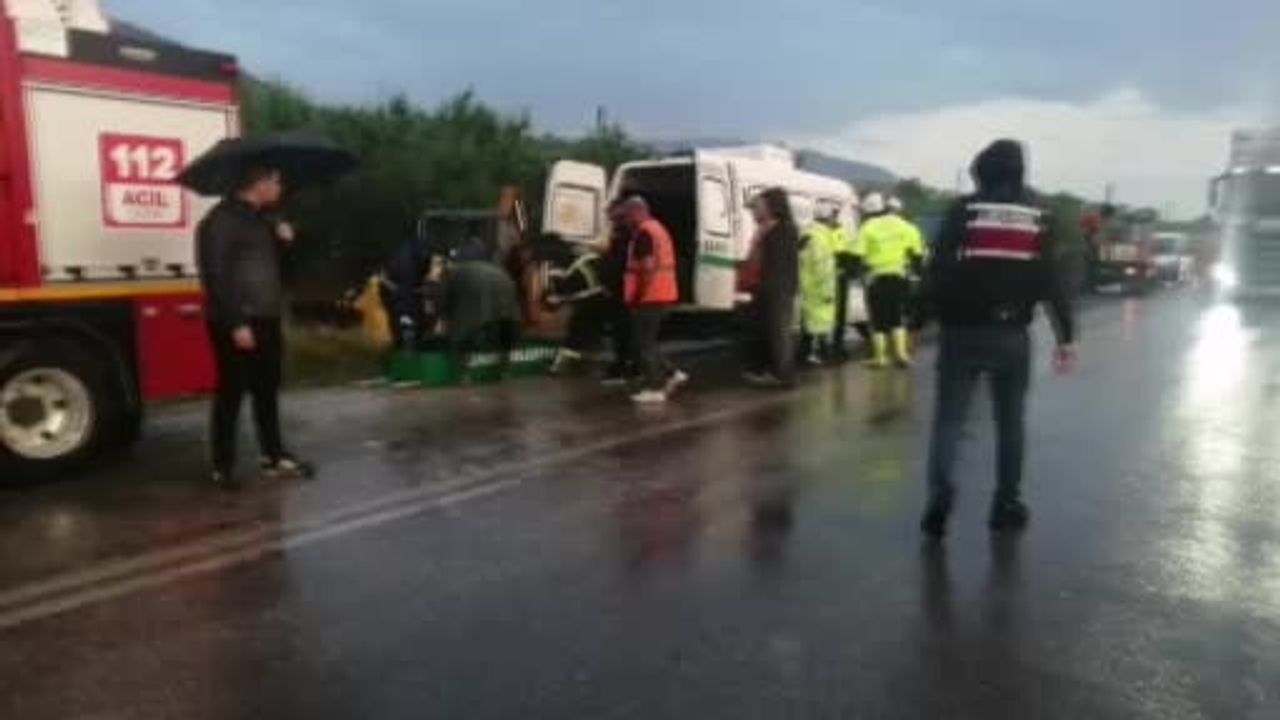 Isparta'da tur minibüsü şarampole yuvarlandı: 4 ölü 5'i ağır toplam 16 yaralı