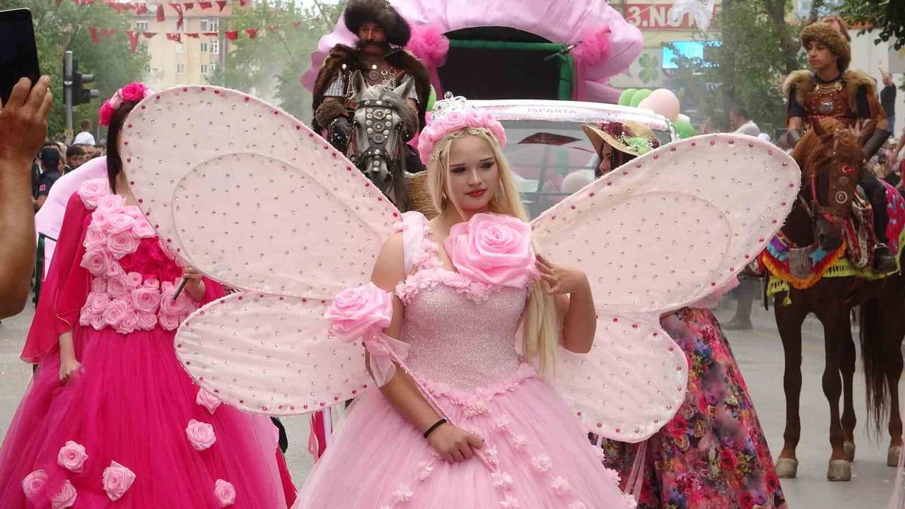Isparta'da Uluslararası Gül Festivali başladı: Binler kortejde buluştu