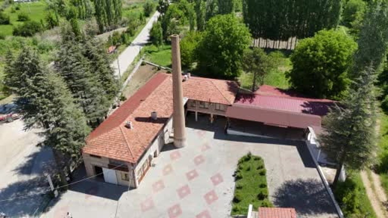 Isparta’daki 1950’lerden kalma tarihi gül yağı fabrikası gül turizminin merkezi oldu