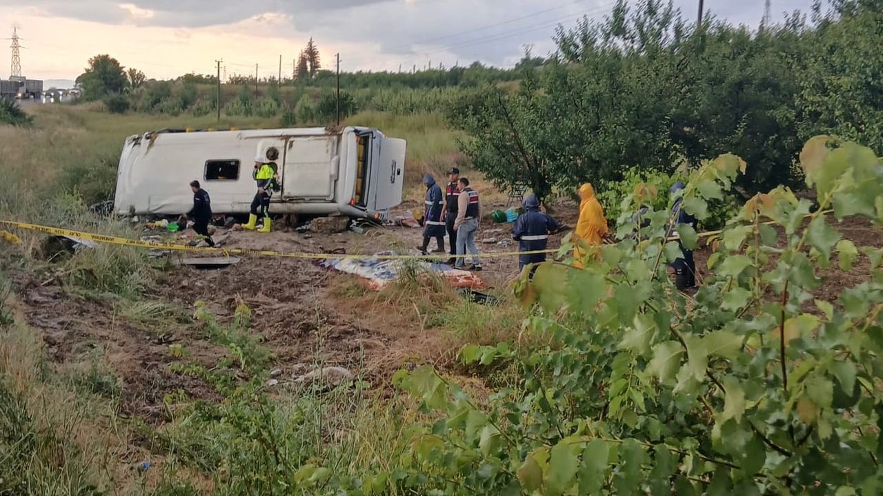 Isparta Gelendost ilçesindeki midibüs kazasında hayatını kaybedenlerin kimlikleri açıklandı