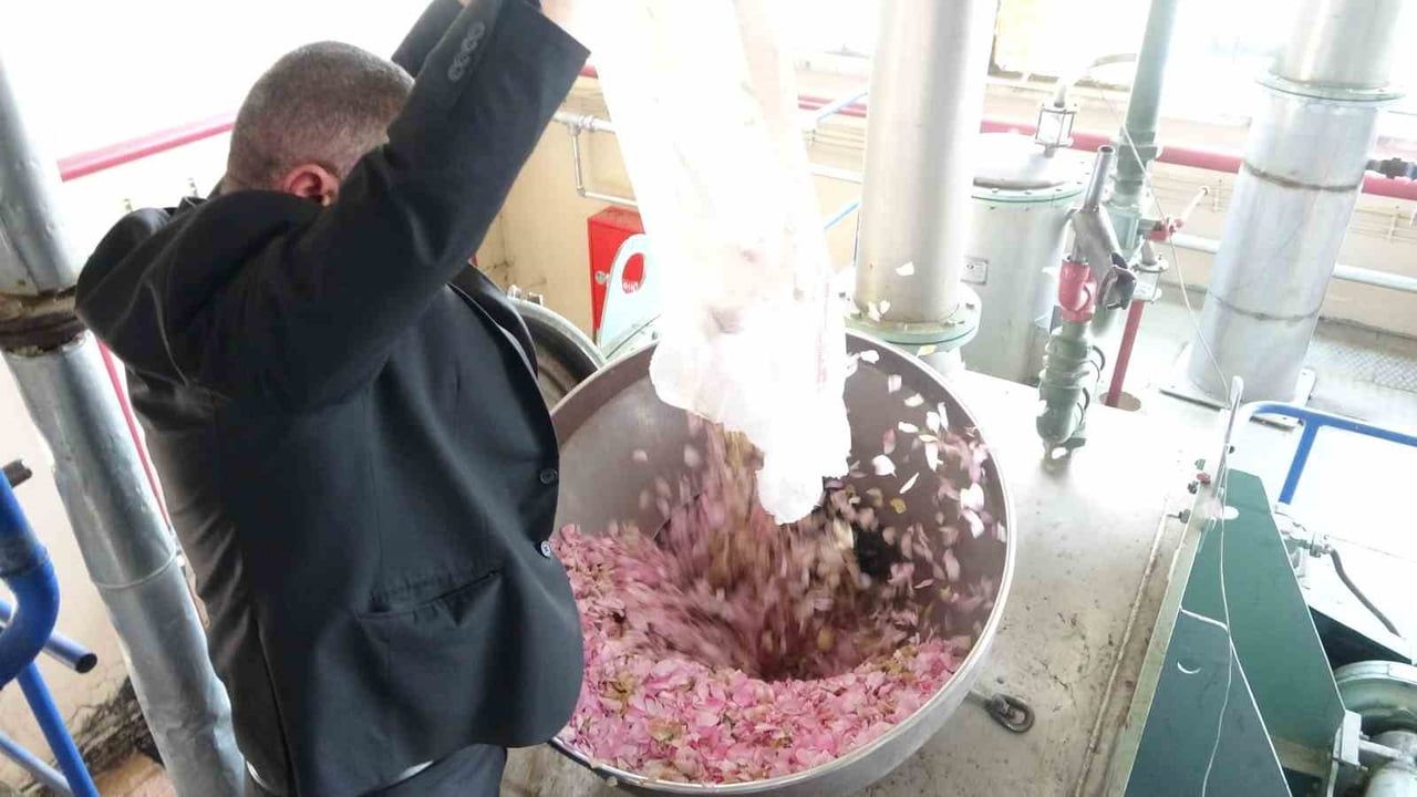 Isparta’nın pembe hazinesi: 4 ton gülden 1 kilogram gül yağı yaklaşık 12 bin avroya alıcı buluyor