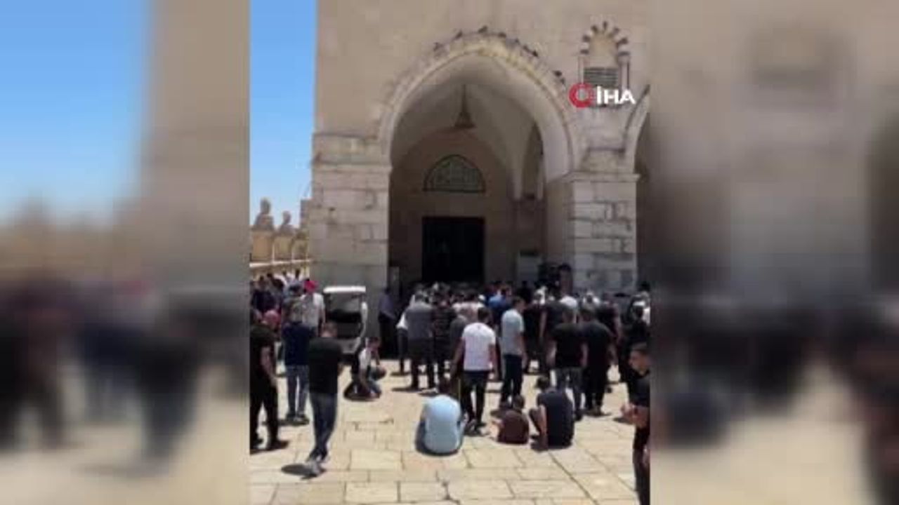 İsrail kısıtlamalarına rağmen yaklaşık 60 bin kişi Mescid-i Aksa’da cuma namazı kıldı