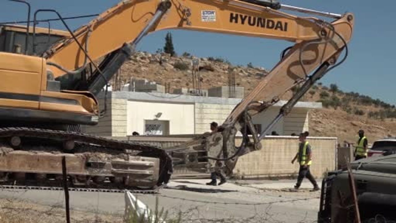 İsrail ordusu El Halil'de 8 çocuklu Filistinli ailenin evini yıktı