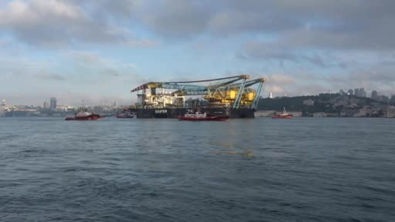 İstanbul Boğazı çift yönlü trafiğe kapandı: Saipem 7000 geçişi