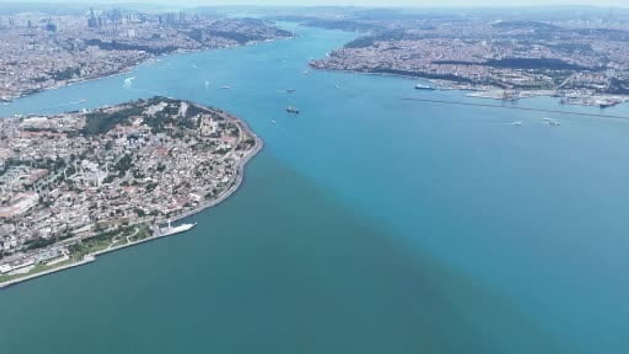 İstanbul Boğazı’nda Karadeniz’in Turkuaz Suları Marmara ile Buluştu