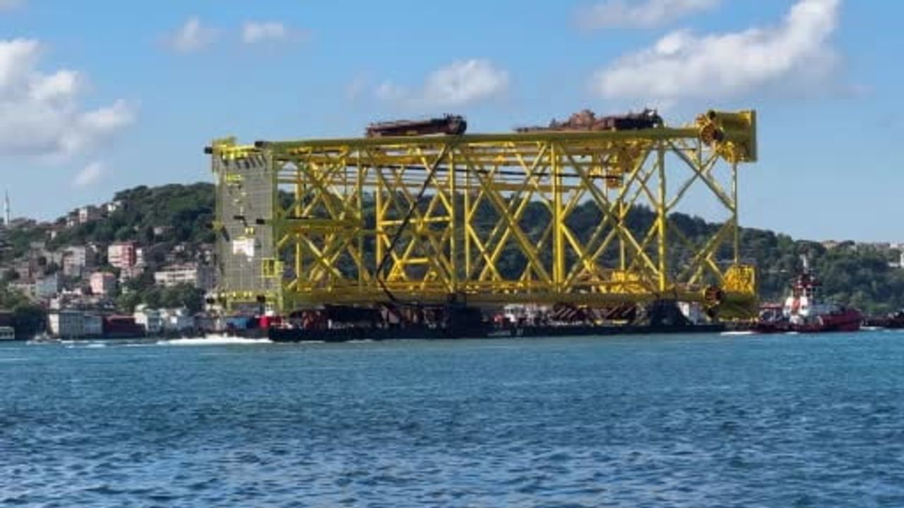 İstanbul Boğazı'ndan 350 metrelik sondaj platformu iskelesi geçişi