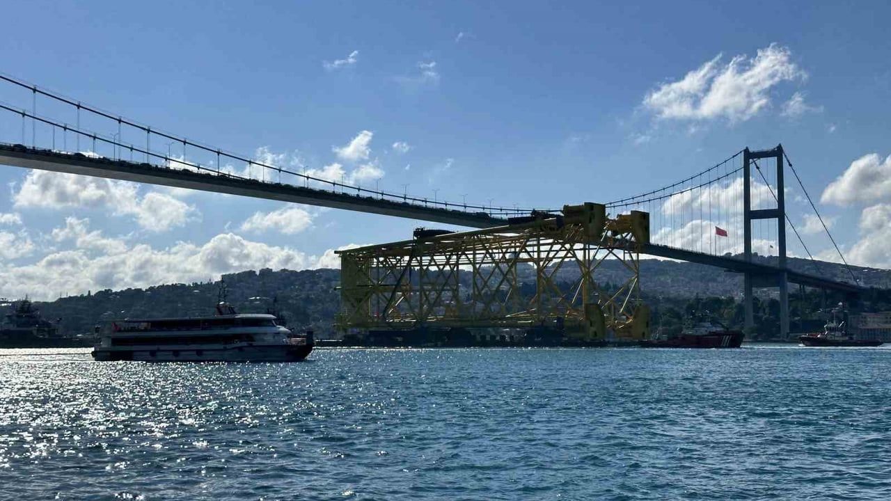 İstanbul Boğazı'ndan 350 metrelik sondaj platformu iskelesi geçti