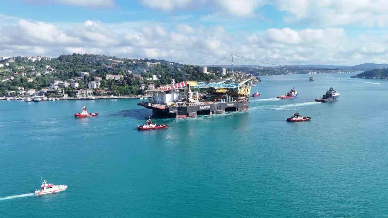 İstanbul boğazı'ndan geçen dev vinç gemisi Saipem 7000 havadan görüntülendi