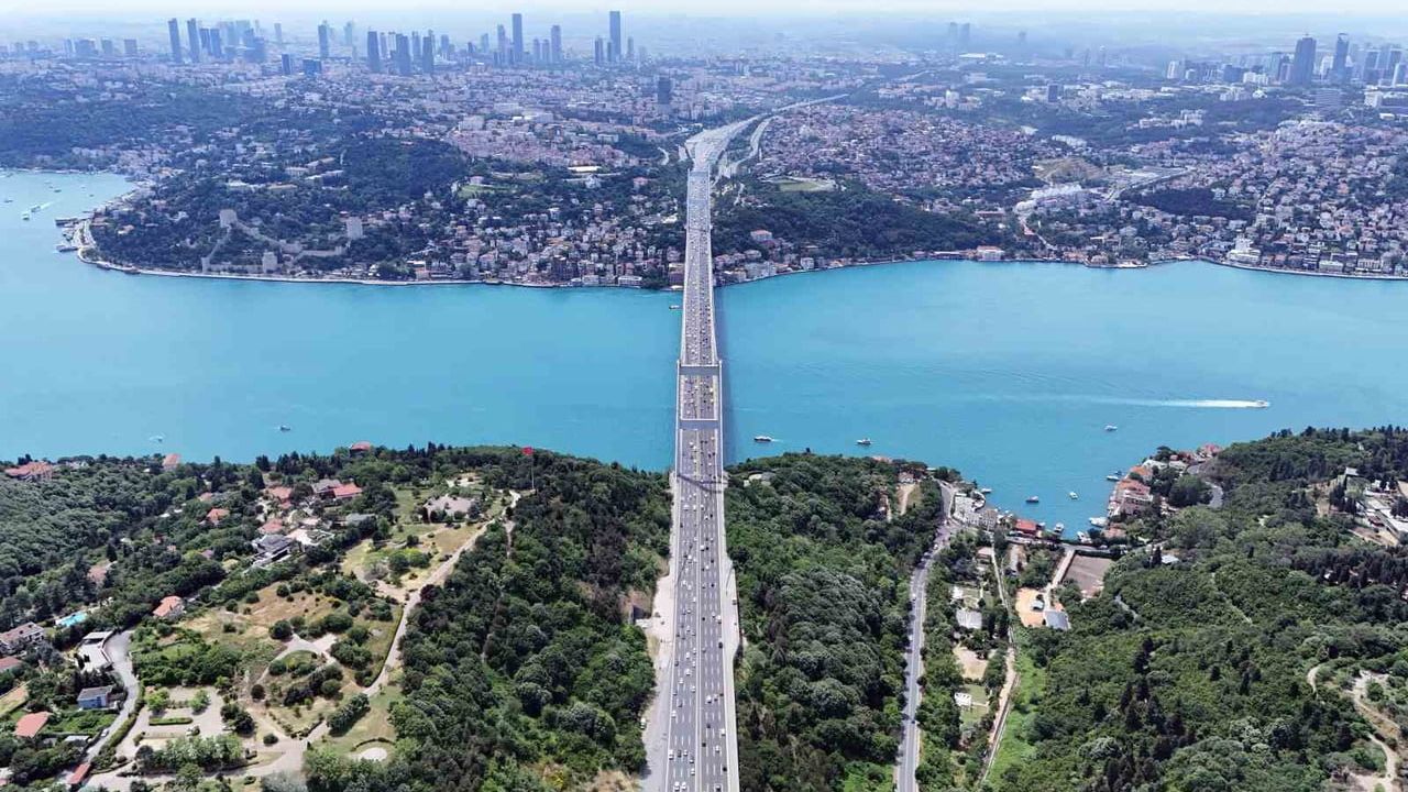İstanbul Boğazı turkuaz tonlara büründü: Fatih Sultan Mehmet Köprüsü ve Rumeli Hisarı havadan görüntülendi