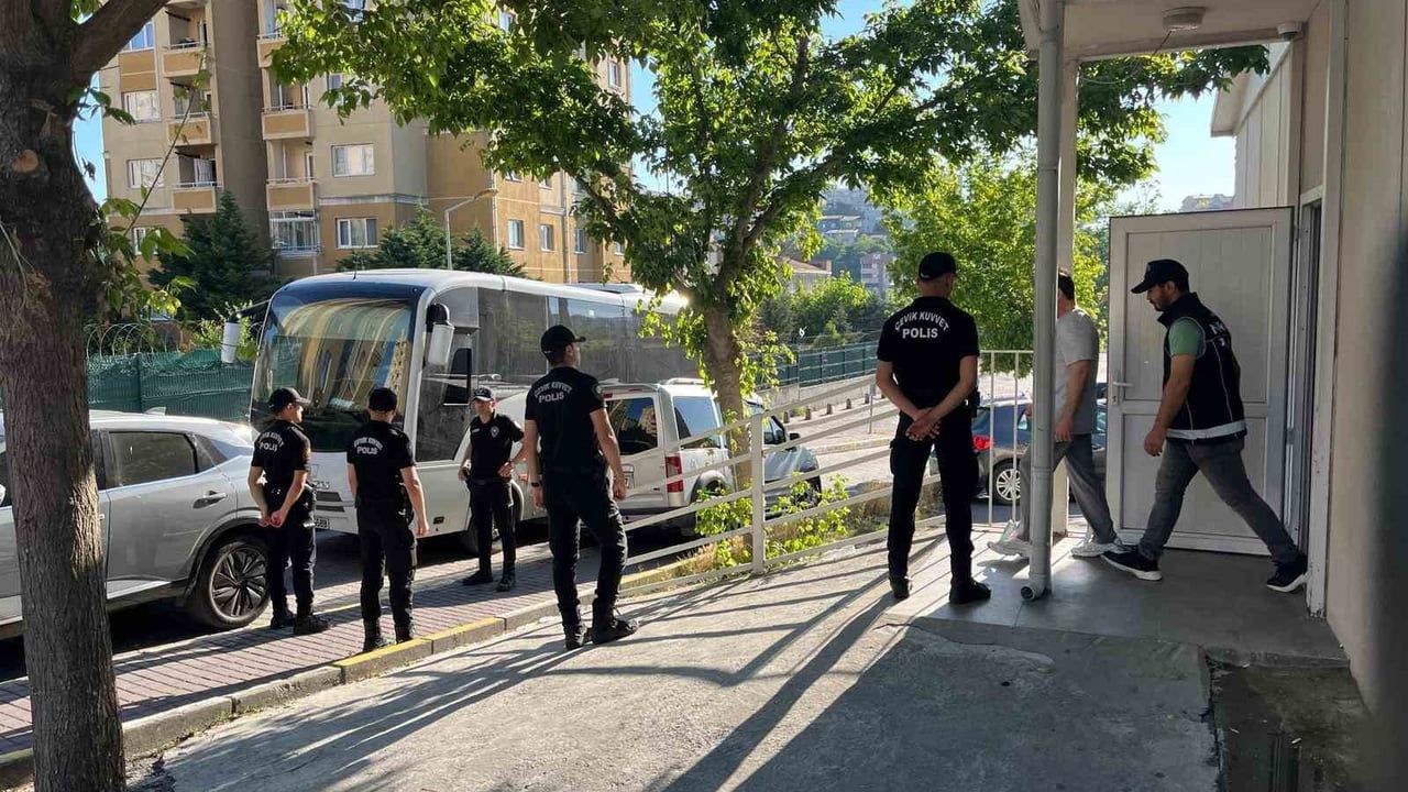 İstanbul'da uyuşturucu soruşturmasında gözaltına alınan ünlüler adliyeye sevk edildi