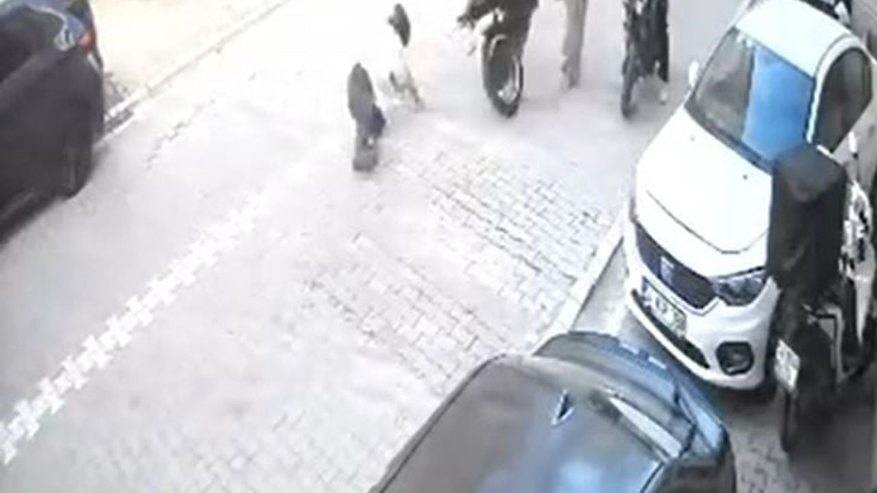 İstanbul Esenyurt'ta motosiklet ön kaldırdı, yoldan geçen kadına çarptı