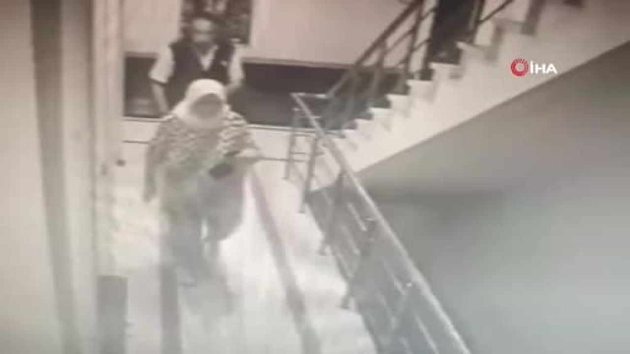 İstanbul Eyüpsultan'da Almanya'dan emekli kadın, kendilerini polis diye tanıtan dolandırıcılara altınlarını verdi
