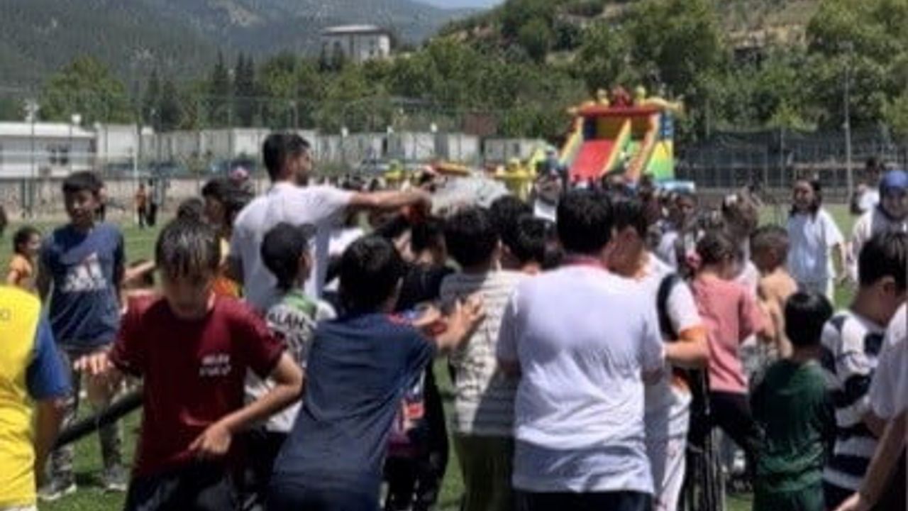 İtfaiye ekipleri Bahçe'de çocukları suyla serinletti