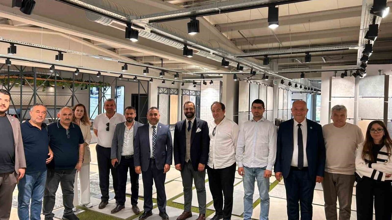 İZAZDER, Dura-Tiles Kemalpaşa tesisini ziyaret etti — Türk dünyası odaklı sanayi incelemesi