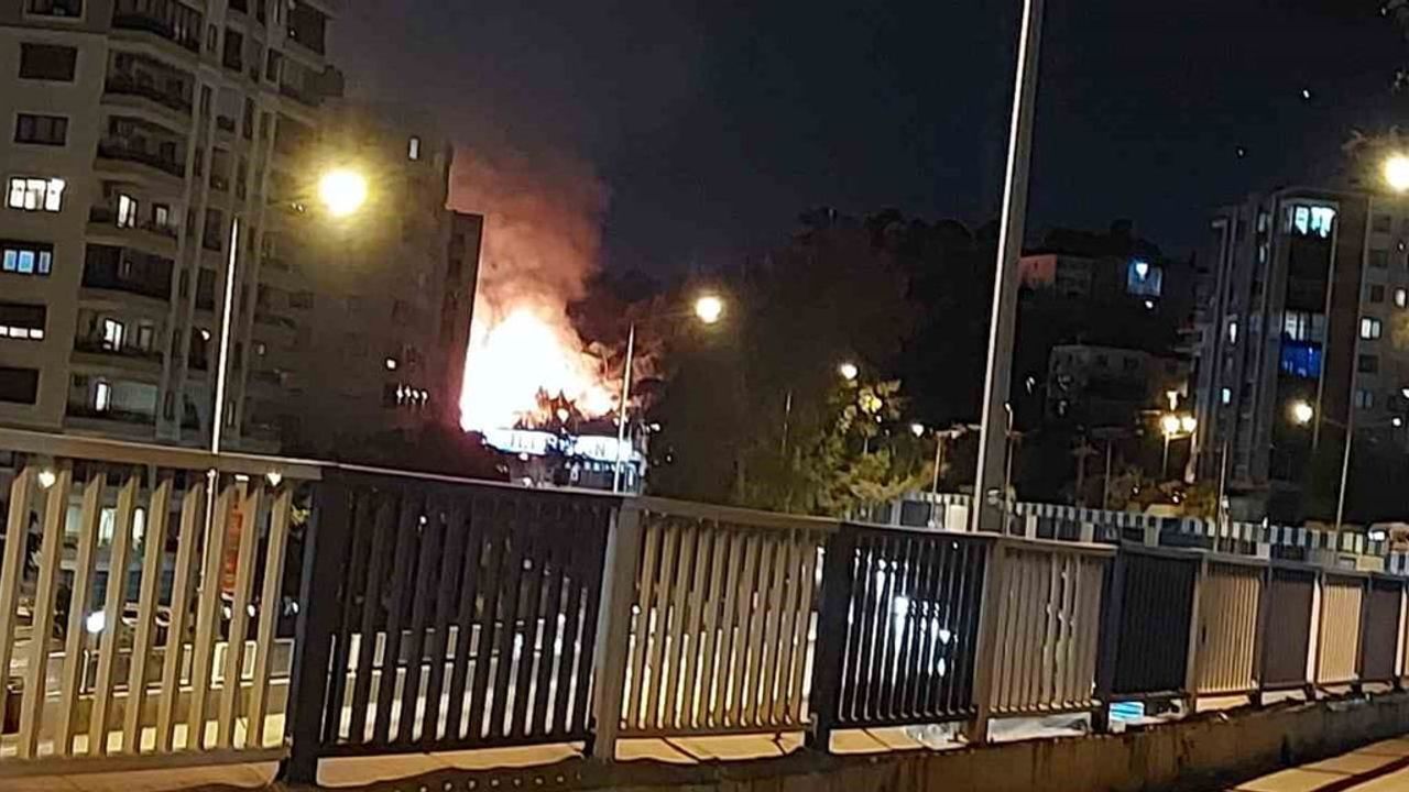 İzmir Bayraklı'da otluk alanda yangın: İtfaiye müdahalesi sürüyor