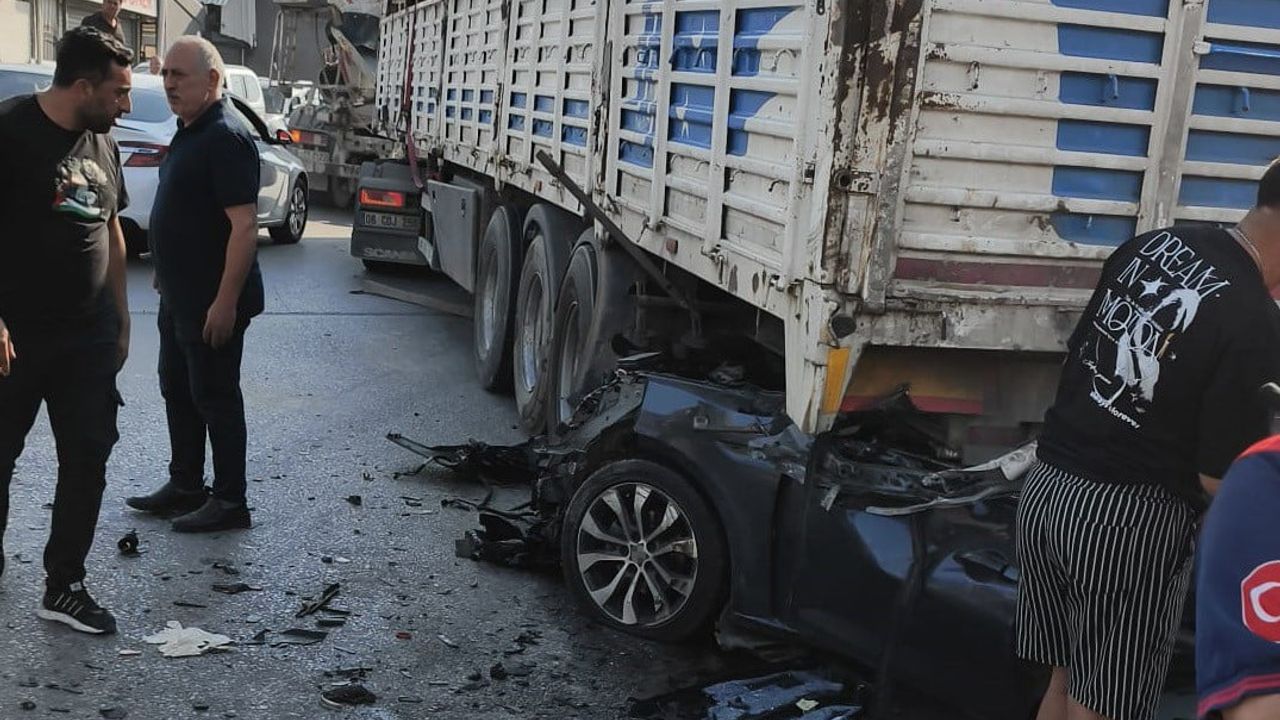 İzmir Bornova'da otomobil tırın altına girdi: Sürücü Burak Beder yaşamını yitirdi