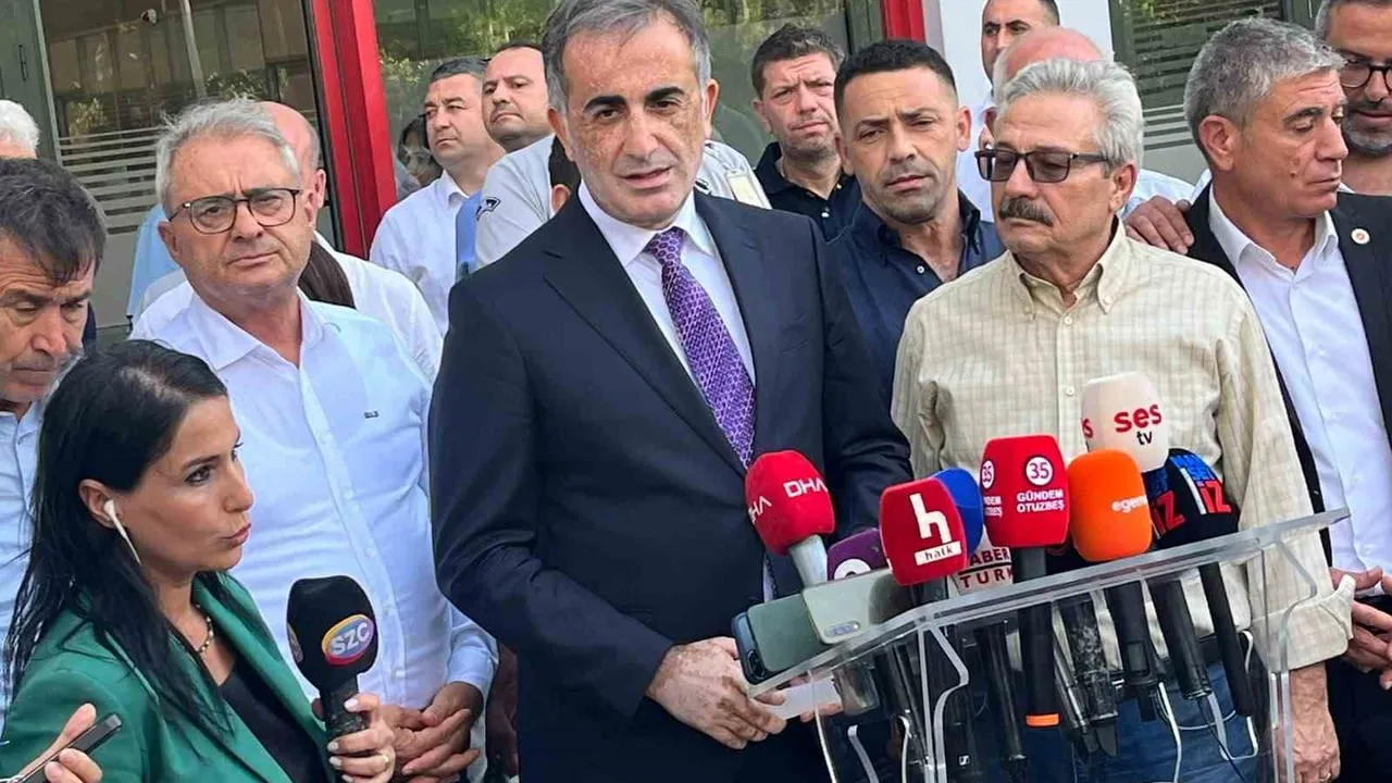 İzmir büyükşehir belediye başkanı Cemil Tugay, CHP meclis grubuyla olağanüstü toplandı