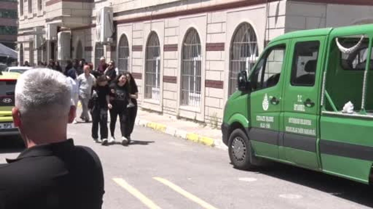 İzmir Çeşme'de silahlı saldırıda yaşamını yitiren Can Polat'ın cenaze töreni Ataşehir'de düzenlendi