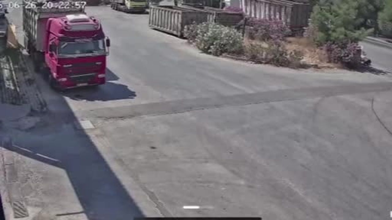 İzmir'de 15 yaşındaki çocuğun kullandığı otomobil motosiklete çarptı, sürücü ağır yaralandı
