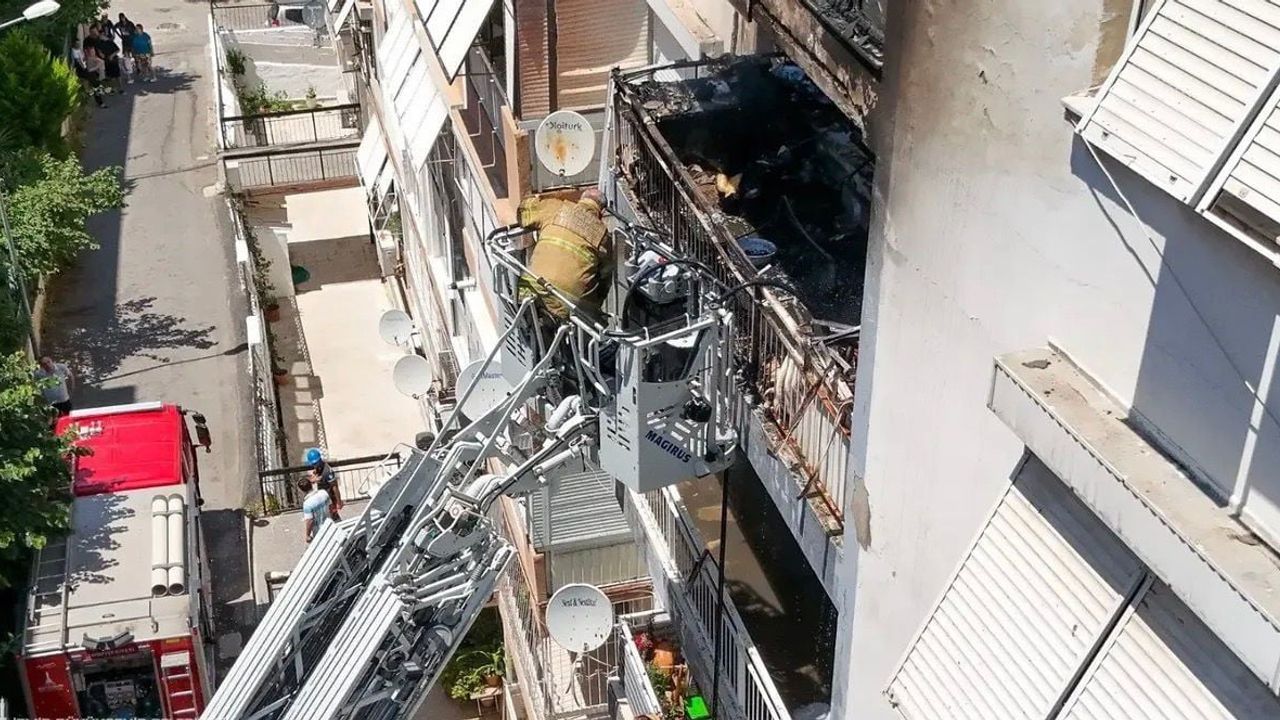İzmir'de 6 kişi dumandan etkilendi: Karabağlar'da apartman yangını söndürüldü