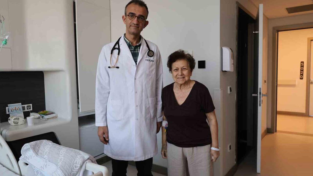 İzmir'de ameliyatsız mitral kapak müdahalesiyle 80 yaşındaki hasta rahat nefes aldı