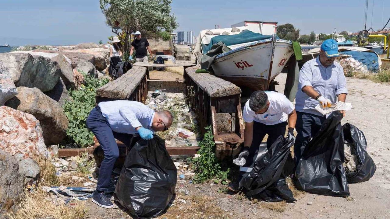 İzmir'de Bostanlı Balıkçı Barınağı'nda Dip ve Kıyı Temizliği: Klozet Kapağı ve Araba Lastiği Dahil Çeşitli Atıklar Toplandı