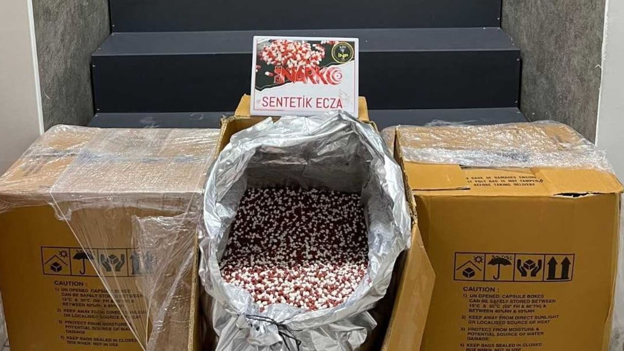 İzmir'de dev uyuşturucu operasyonu: 300 bin hap ele geçirildi