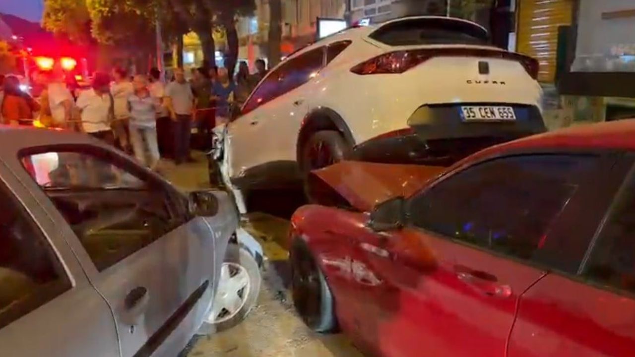İzmir'de direksiyon başında kalp krizi geçiren yaşlı sürücü hayatını kaybetti