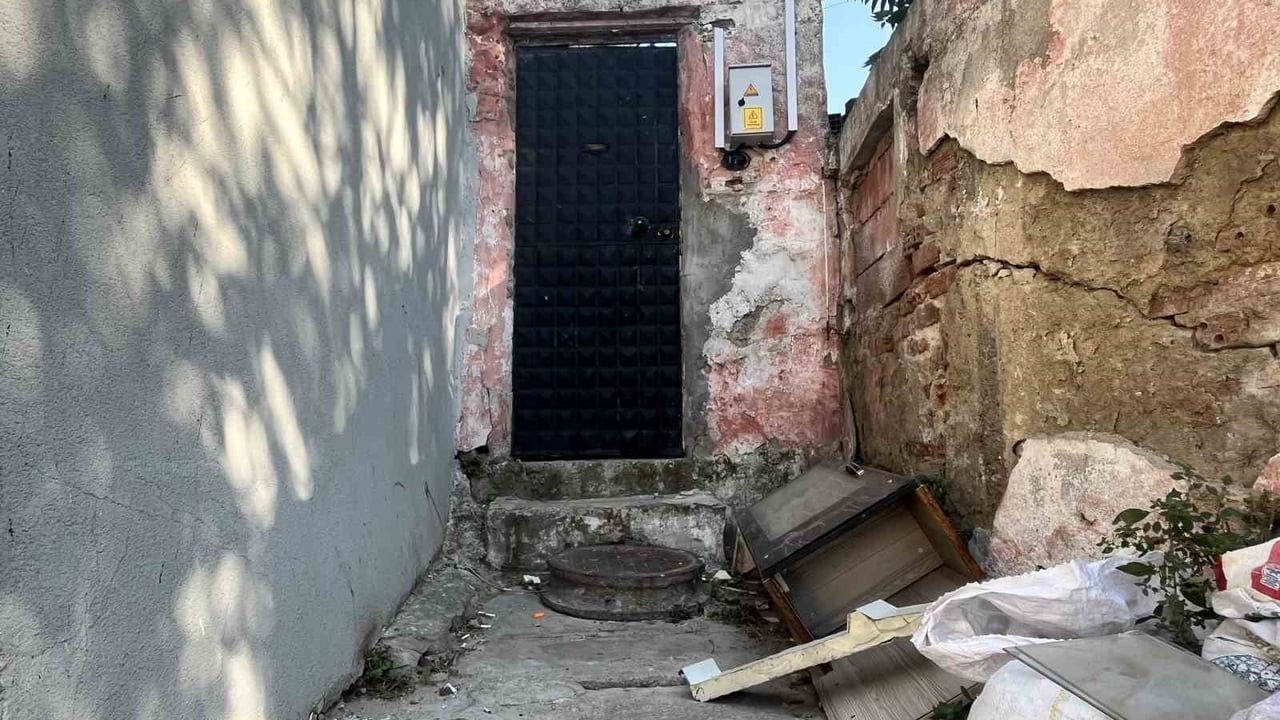İzmir'de eski eşinin kezzaplı saldırısı: 43 yaşındaki kadın hayatını kaybetti, 13 yaşındaki kızı ağır yaralı