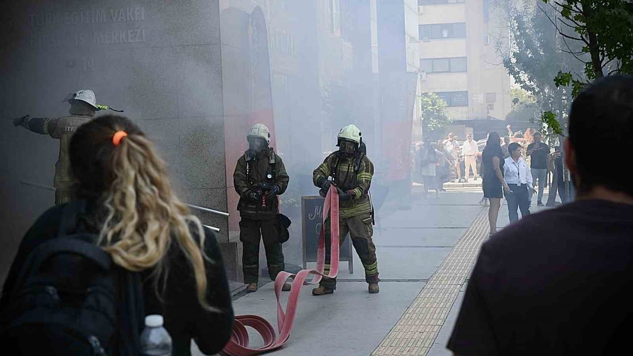 İzmir'de iş merkezinde gerçekçi yangın tatbikatı