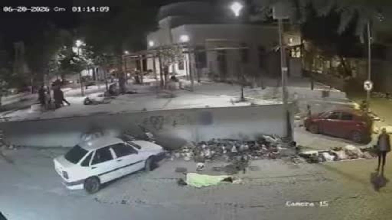 İzmir'de kaldırımda uyuyanı fark etmeyen sürücü üzerinden geçti