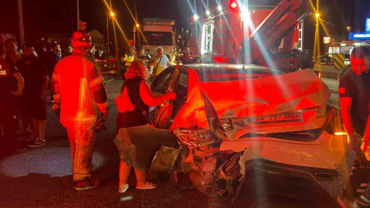 İzmir'de kırmızı ışıkta bekleyen araçlara tır çarptı: 1’i ağır 5 yaralı