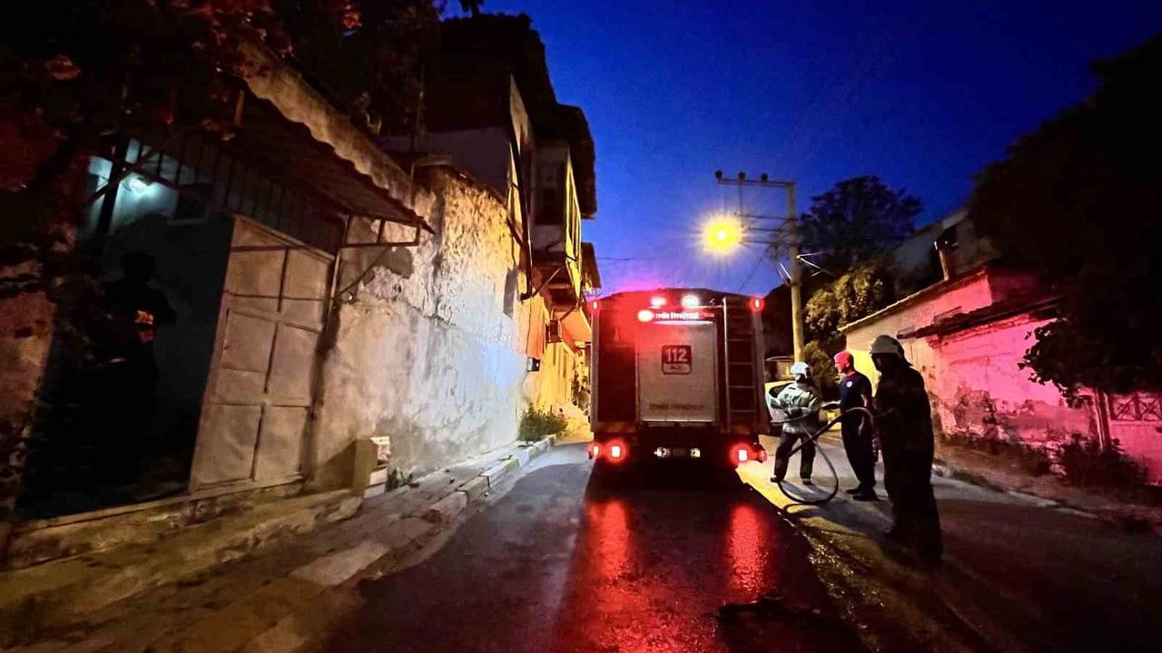 İzmir'de odun ateşinden çıkan kıvılcımlar bahçe yangınına yol açtı