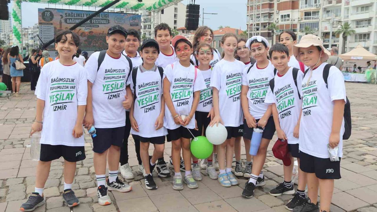İzmir’de öğrenciler Yeşilay bağımsızlık festivalinde buluştu