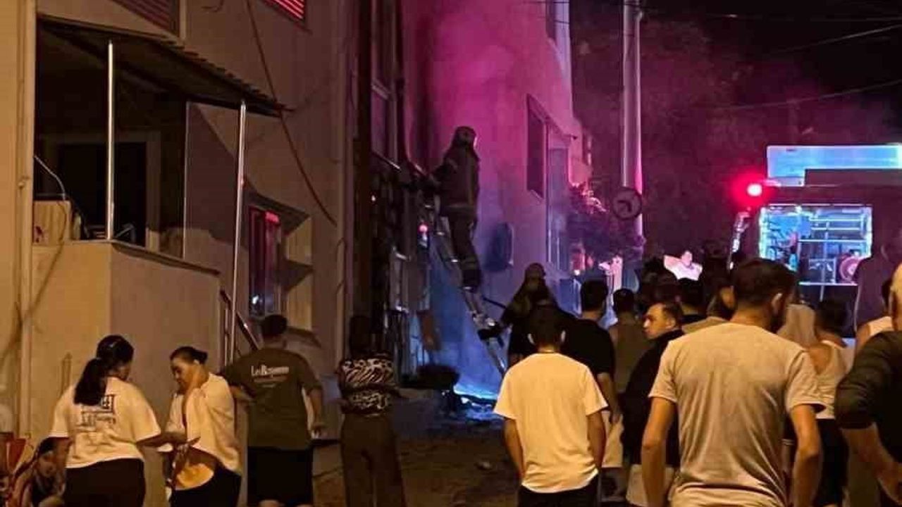 İzmir'de otelde çıkan yangında patlama sesi paniğe yol açtı