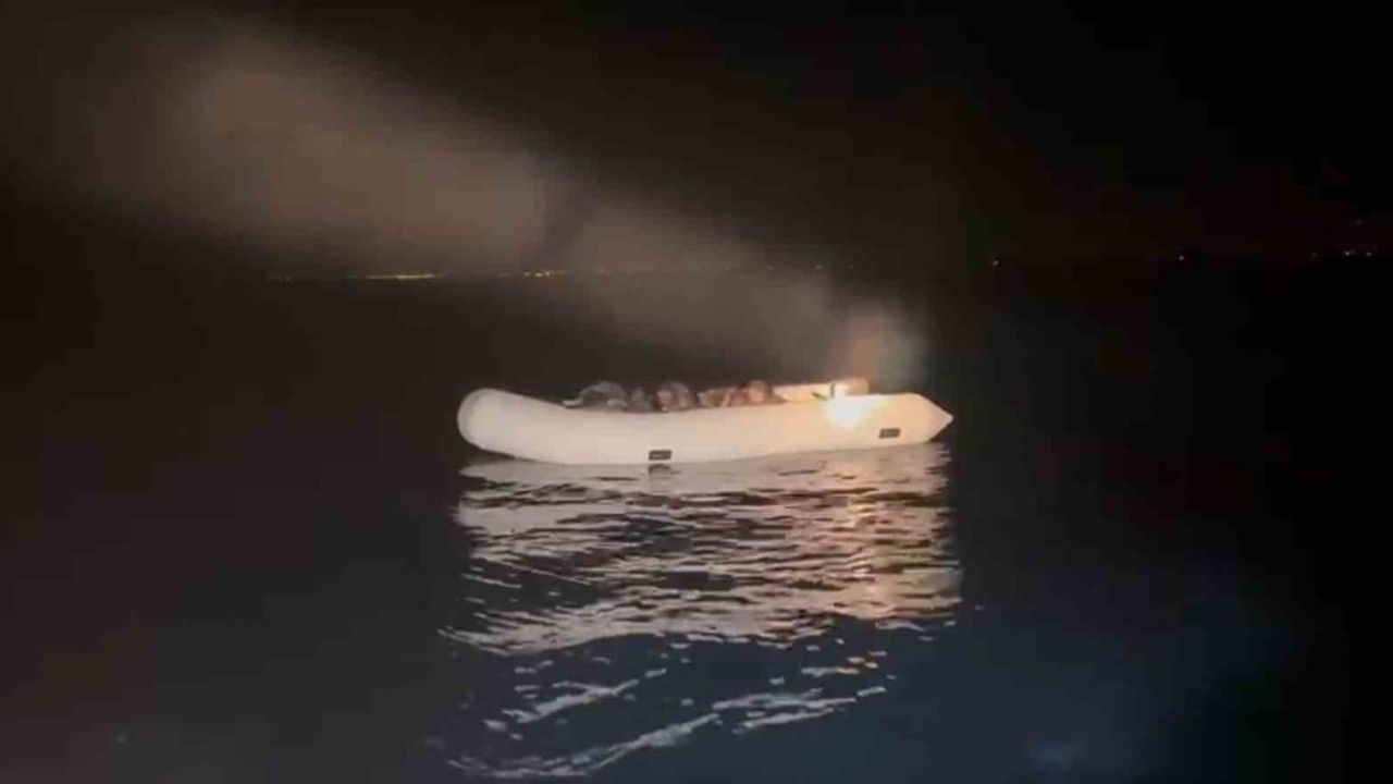 İzmir’de Sahil Güvenlik’ten iki operasyon: 3 kişi kurtarıldı, 18 göçmen yakalandı