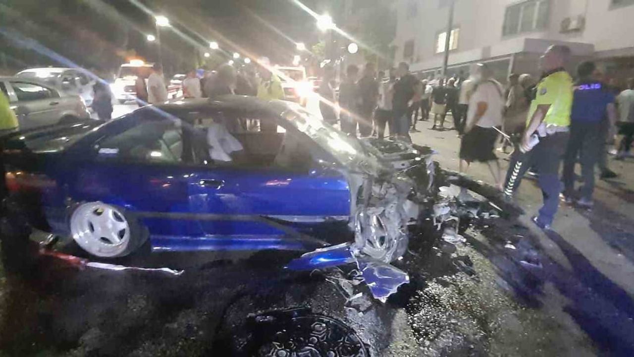 İzmir'de servis otobüsü ile otomobil çarpıştı: 4 yaralı