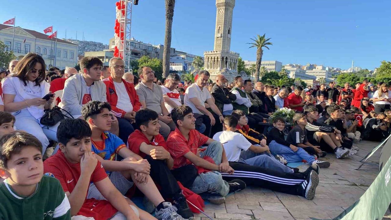 İzmir'de sınav önlemleri nedeniyle meydanlarda maç yayını etkinlikleri iptal