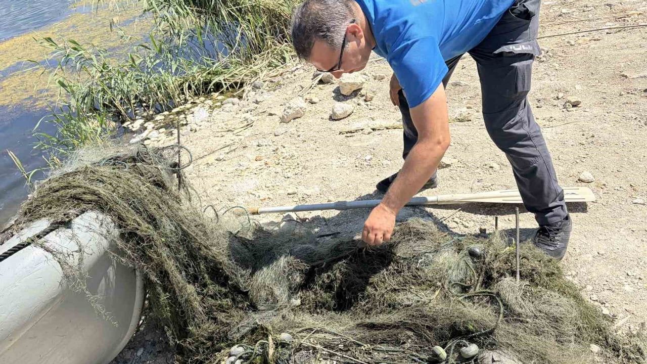 İzmir’de yasa dışı avcılıkla mücadele: 50 metrelik ağ sudan çıkarıldı