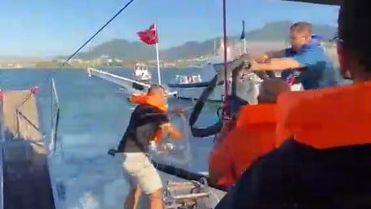 İzmir'de yeke kırılması sonucu su alan teknedeki 6 yolcu kurtarıldı