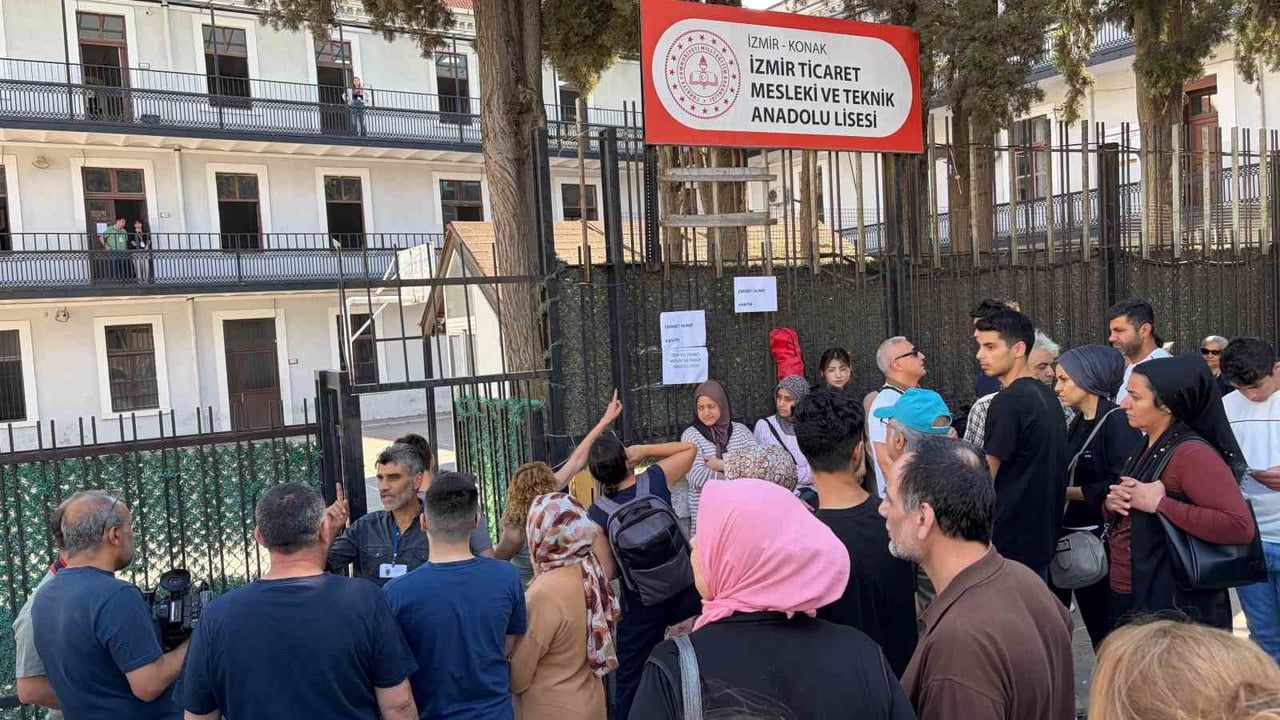 İzmir’de YKS heyecanı: dış kapı demirlerinden atlayıp sınava girmeye çalıştılar