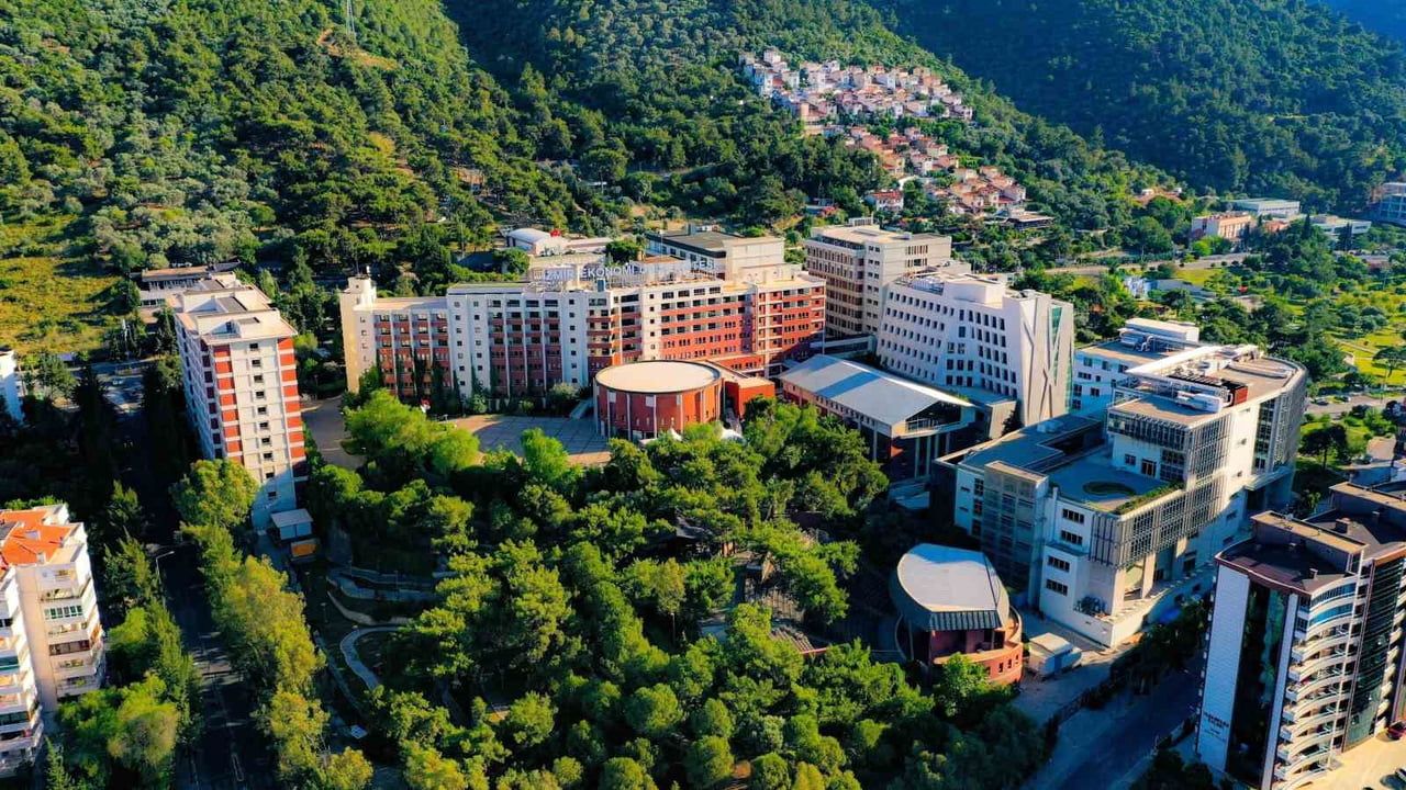 İzmir Ekonomi Üniversitesi (İEÜ) sürdürülebilirlik sıralamasında 401-600 aralığında