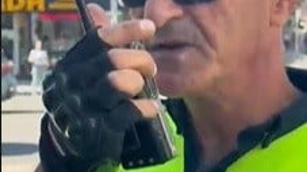 İzmir’in efsane trafik polisi emekli oldu: telsizden helallik istedi
