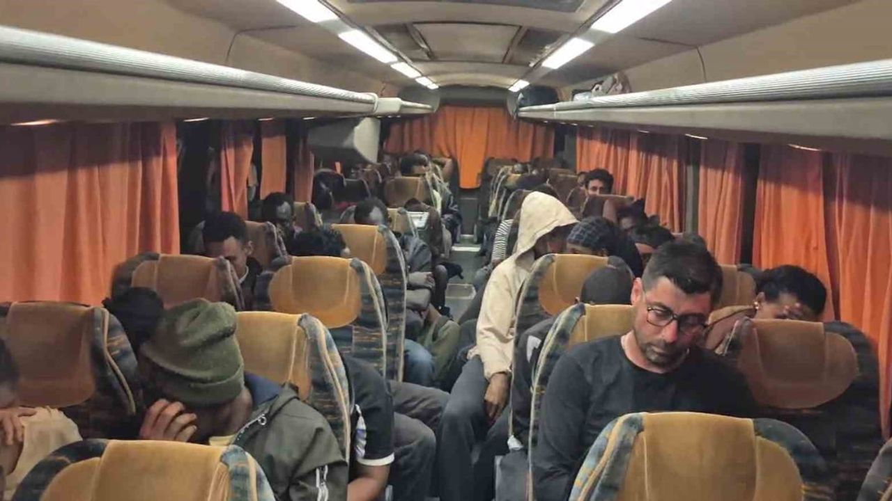 İzmir'in Seferihisar ilçesinde 36 düzensiz göçmen ve bir şüpheli yakalandı