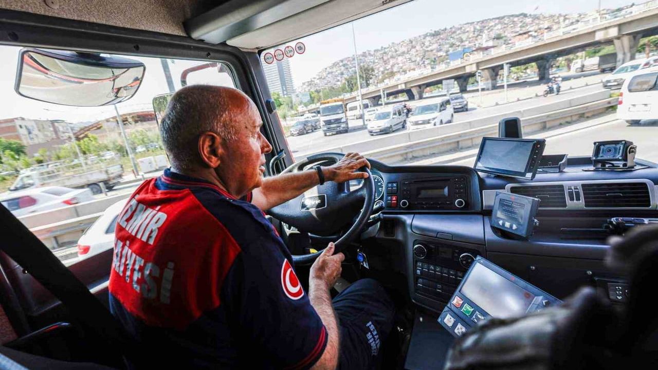 İzmir itfaiyesinde baba ve oğul aynı üniformada görev yapıyor